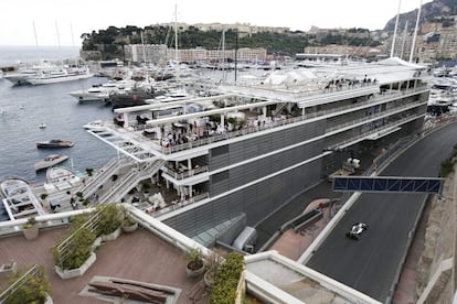 Rosberg con el puerto de Monte-Carlo al fondo