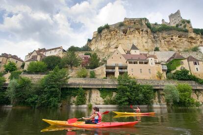 Travesía en kayak por el río Dordoña a su paso por la ciudad de Beynac, en la región francesa del Périgord.
