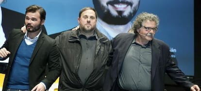 El cabeza de lista de ERC, Gabriel Rufián (i),con Joan Tardá y Oriol Junqueras.