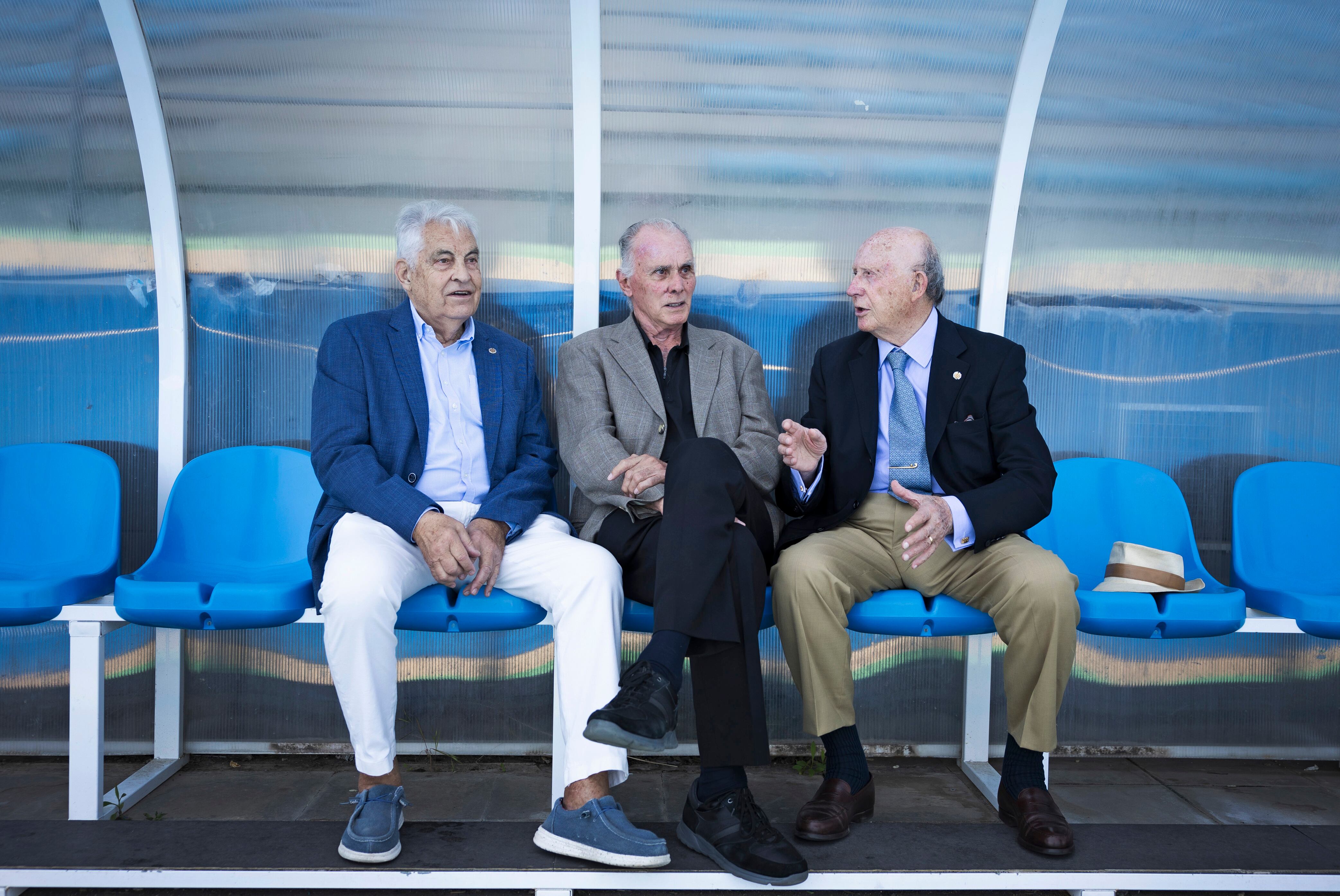 José Antonio Dinarés, Pere Amat y Juan Ángel Calzado, en el estadio Martí Colomer de Terrassa.