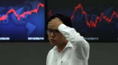 Un corredor de bolsa trabaja en la sede del Korea Exchange Bank en Seúl (Corea del Sur).