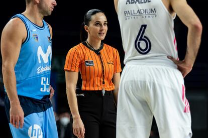 Yasmina Alcaraz con los jugadores J.J. Barea (Estudiantes) y Abalde (Real Madrid).