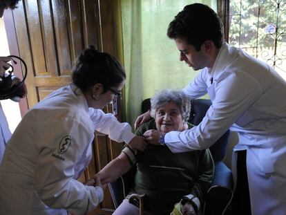 Paciente é atendida por médicos do SUS no Paraná.