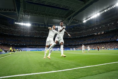 Los delanteros del Real Madrid Vinícius Junior (d) y Rodrygo Goes celebran el gol del primero al Manchester City en la ida de las semifinales de Champions League.