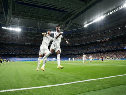 Los delanteros del Real Madrid Vinícius Junior (d) y Rodrygo Goes celebran el gol del primero al Manchester City en la ida de las semifinales de Champions League.