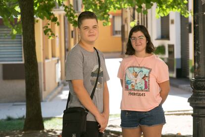 Raquel y Víctor, estudiantes en Velilla de San Antonio. 