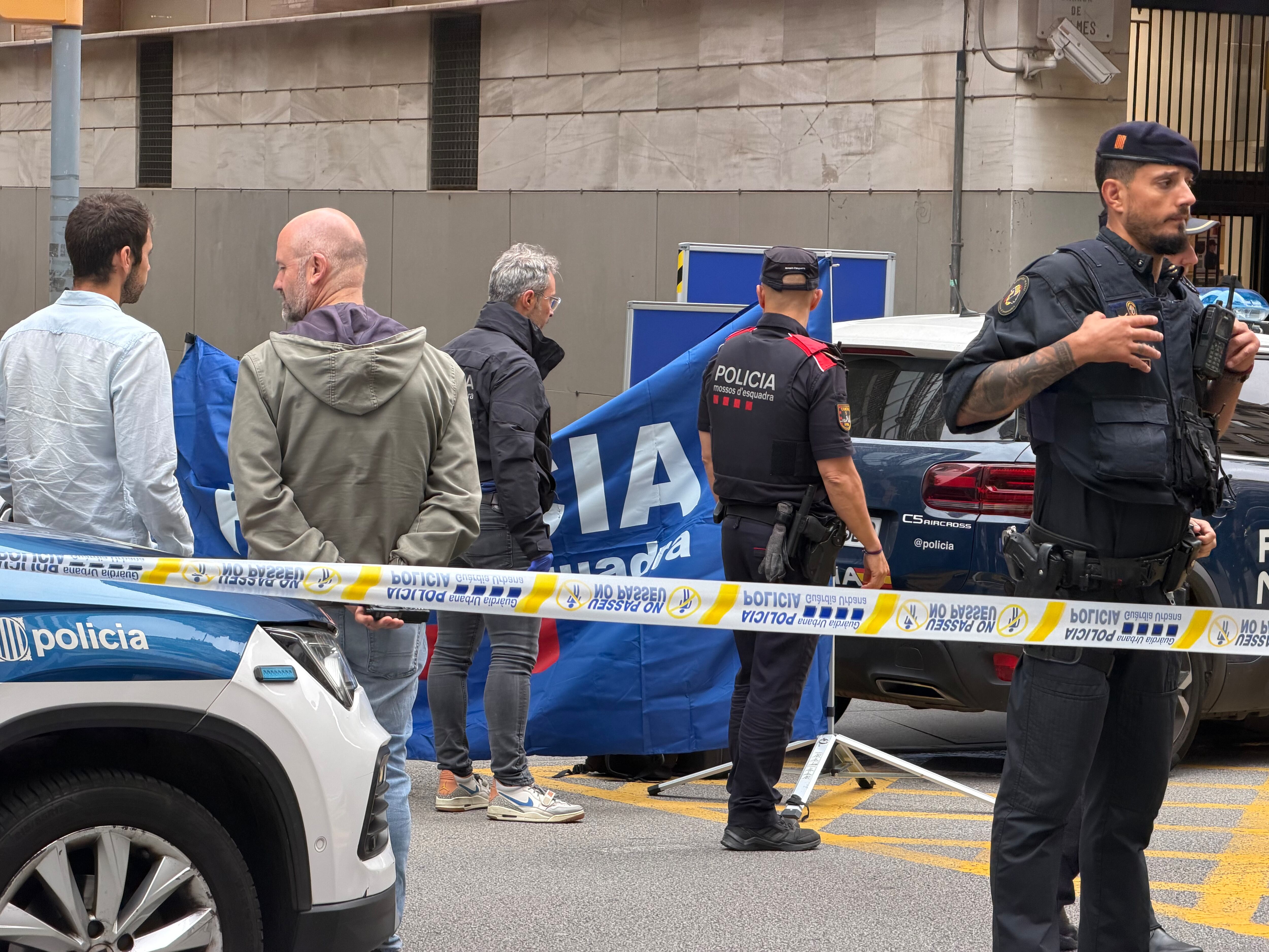 Los Mossos investigan la muerte a tiros de un hombre en el centro de Barcelona