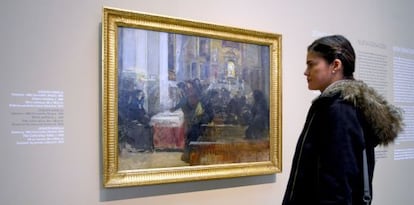 Una mujer observa la obra 'Mesa petitoria', de Joaquín Sorolla.
