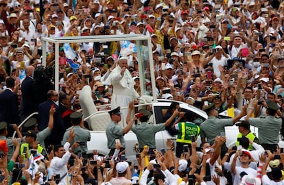 El papa Francisco saluda a miles de fieles a su llegada a una misa para beatificar a Jesús Emilio Jaramillo Monsalve, Obispo de Arauca, y al sacerdote Pedro María Ramírez Ramos en Villavicencio (Colombia).