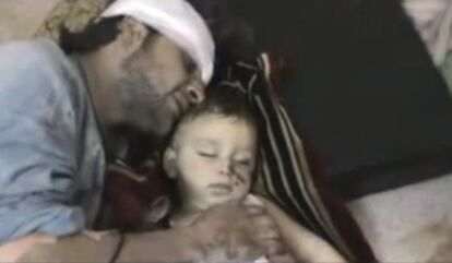 Fotograma de Youtube de un hombre con su hijo muerto en Homs.