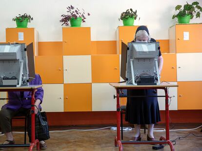 Ciudadanas búlgaras votan en Bankya, cerca de Sofía, el 11 de julio de 2021.