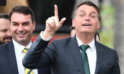 O senador Flávio Bolsonaro e o presidente Jair Bolsonaro em novembro passado, em Brasília.