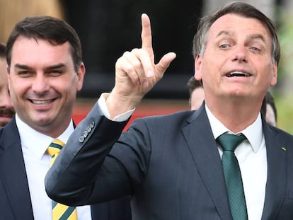 O senador Flávio Bolsonaro e o presidente Jair Bolsonaro em novembro passado, em Brasília.