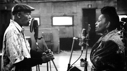 Ibrahim Ferrer y Omara Portuondo durante la grabación del documental 'Buena Vista Social Club', dirigido por Win Wenders en 1999. 