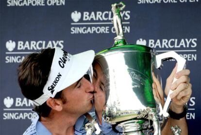 Gonzalo Fernández-Castaño besa el trofeo de Singapur.