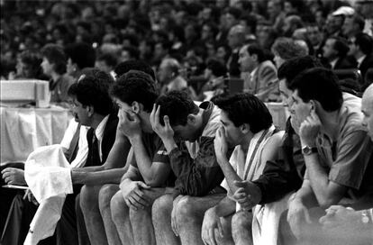 Final repetida, un año después. Imagen del banquillo del Barcelona durante la final de la Copa de Europa de 1991, disputada contra el Pop 84 Split (antes Jugoplastika) en París. Ganaron los croatas por 70-65 (fue su tercer título consecutivo, y la segunda final que le ganaban al Barça).