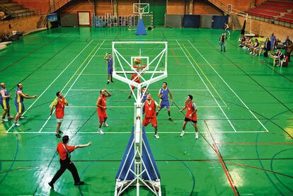Partido amistoso en el pabellón de Burjassot.