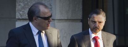 El exdirector de Mercasevilla Fernando Mellet (derecha), junto a su abogado ayer en los juzgados.