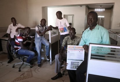 Michael Koma, director del diario The Dawn, posa junto a sus redactores en la redacción del periódico ituada en Yuba, la capital de Sudán del Sur.