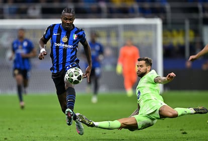 Marcus Thuram del Inter, conduce el balón ante la entrada de Inigo Martinez del FC Barcelona.