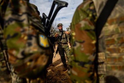 Un soldado español da instrucciones a movilizados ucranianos en la Academia de Infantería de Toledo, el 4 de noviembre de 2024, como parte de la misión EUMAM. 