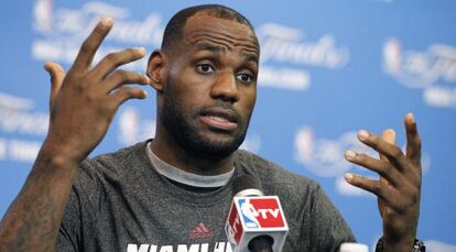 LeBron, en una rueda de prensa.
