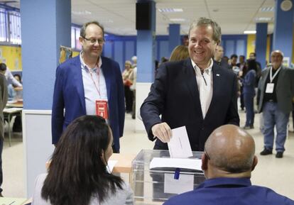 El candidato socialista al Ayuntamiento de Madrid, Antonio Miguel Carmona, deposita su voto para las elecciones del 24M en el colegio Virgen del Cortijo de la capital.