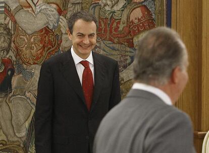 José Luis Rodríguez Zapatero ante el Rey en el Palacio de la Zarzuela durante la ceremonia en la que prometió su cargo de Presidente del Gobierno.