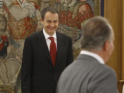 José Luis Rodríguez Zapatero ante el Rey en el Palacio de la Zarzuela durante la ceremonia en la que prometió su cargo de Presidente del Gobierno.