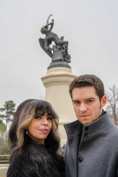 Minerva García y Miguel Pastor, al frente de la asociación Satanistas de España, posan ante la estatua del Ángel Caído del Retiro.