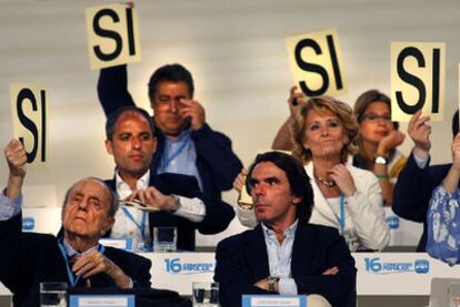 Aznar durante una votación en el Congreso Nacional del PP de Valencia, en junio de 2008.