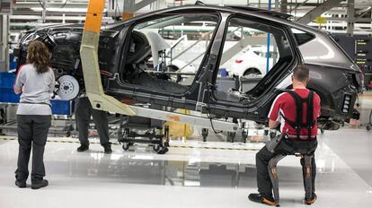 Operarios en la fábrica de Seat en Martorell. 