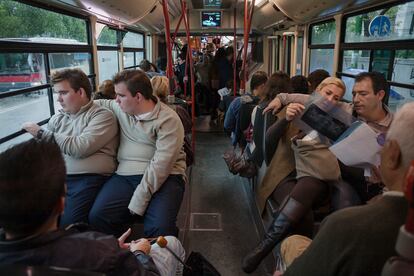 La familia, en un bus de Sevilla en 2012 (al lado de Noelia está su marido, Jaime, fallecido en 2015).