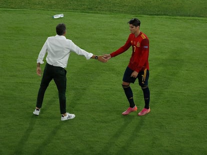 Luis Enrique saluda a Morata tras la sustitución del delantero de España en el duelo inicial ante Suecia.