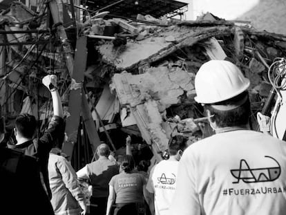 Un grupo de voluntarios intenta rescatar a personas atrapadas bajo los escombros en el edificio de Medellín y San Luis.