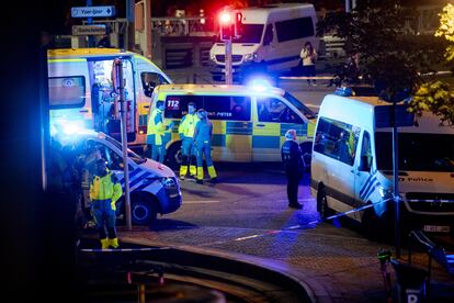 Agentes de policía y rescatistas se encuentran en el lugar donde dos personas fueron asesinadas a tiros en Bruselas este  lunes por la noche.