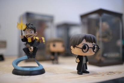 Objetos de la colección dedicada a la saga Harry Potter que Juan Gómez-Jurado atesora en su casa.