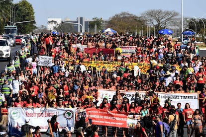 "Bolsonaro quiere acabar con nuestras tierras, nuestras etnias. Queremos nuestra demarcación. En nuestra reserva hay muchas invasiones de cazadores y buscadores de oro", dijo a la AFP Potira Guajajara, una estudiante de 22 años, de la aldea Lagoa Quieta, en el estado de Maranhao (nordeste).