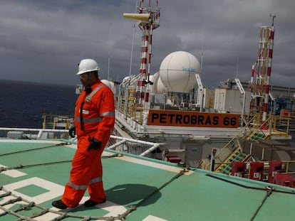 Trabalhador em uma planta da Petrobras