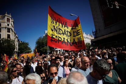 Una bandera de España durante la manifestación organizada por el PP, en la plaza Salvador Dalí.