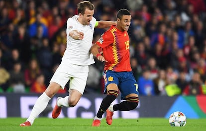 Harry Kane presiona a Rodrigo.