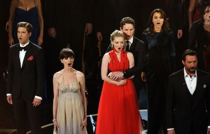 El reparto de 'Los miserables', durante su actuación.