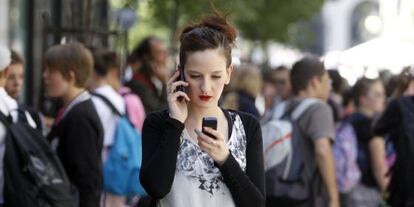 J&oacute;venes con el tel&eacute;fono m&oacute;vil en Madrid.