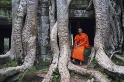 Un monje budista en los tempos de Angkor Wat, Camboya.