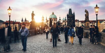 Paseantes en el puente de Carlos, en Praga.