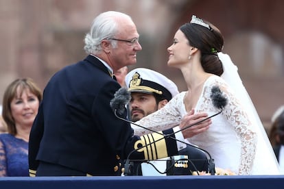 El Rey Carl XVI Gustaf de Suecia, felicita a la princesa Sofía de Suecia y el príncipe Carl Philip de Suecia, después de su ceremonia de matrimonio. 