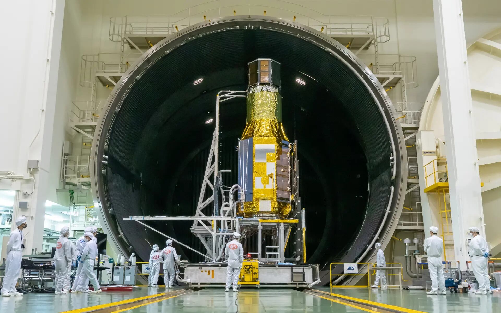 Técnicos de la agencia espacial japonesa realizan pruebas de vacío con el telescopio XRISM en julio de 2022.