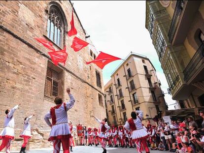 Portabanderes durant les festes de Tortosa (Tarragona).