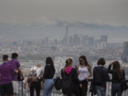 Vistes d'una Barcelona contaminada des del Mirador de l'Alaclade, a Montjuïc.