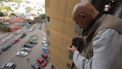 Reza saca una fotografía desde un balcón de Fuerte Apache.